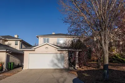 Image de Spacious family home in Mckenzie w/hot tub, 100\" tv, and mountain views