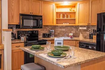 Image de Cozy 2-bed condo w/ access to Sports Center in Scenic Eagle Crest, 800/week