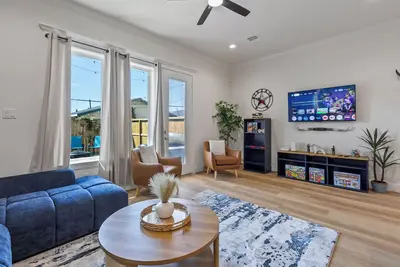 Image de Houston 4 Bedroom Home With Hot Tub near Downtown, Nrg Park, & Medical Centers.