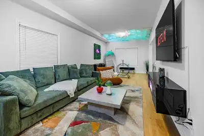 Image de 6 Bed Niagara Loft | Game & Cloud Studio | 15m to Falls