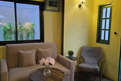 Image de Maison chaleureuse sur le thème Up près de la station de métro Samyot