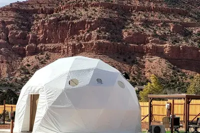 Image de Impressive Secluded Dome with Barbecue and Fire Pit in Kanab, Utah