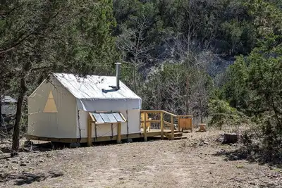 Image de Cozy Safari Tent in Bandera for Romantic Getaways to Texas Hill Country