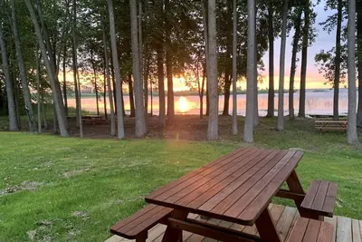 Image de Fully-Equipped A-Frame with Beautiful Lake Views in Michigan