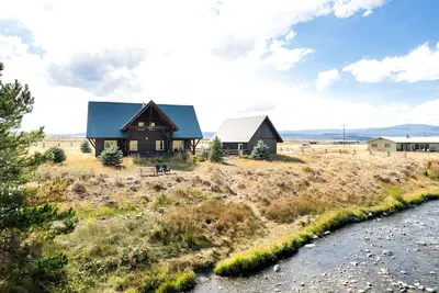 Image de Remote Riverfront Cabin with Porch and Amazing Views in Montana