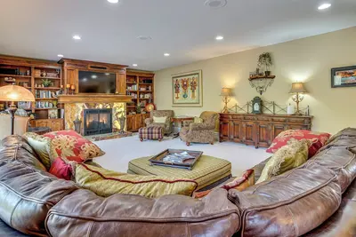 Image de Upscale Group Getaway in Orem w/ Private Hot Tub