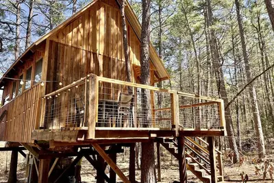 Image de Rustic Tree House Nestled in the Heart of Ouachita National Forest, Arkansas