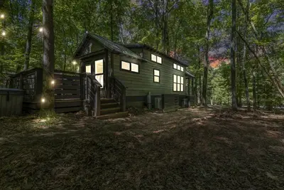 Image de Luxurious Tiny Cabin with Hot-Tub and Fire Pit in Tennessee