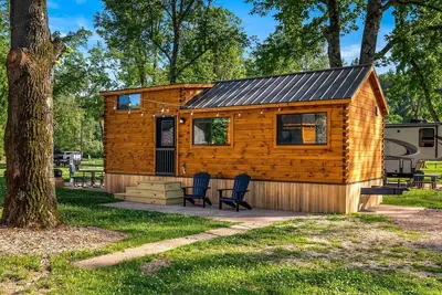 Image de Incredible Wooden Cabin Nestled Amidst Trees in Branson, Missouri