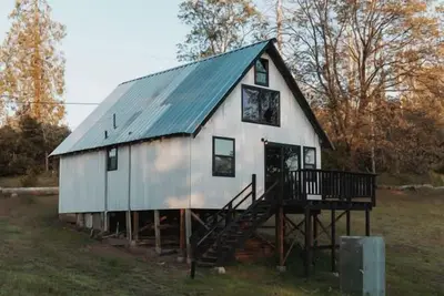 Image de Secluded and Rustic Three Bedroom Cabin with Wood Burning Stove, Perfect for a Glamping Retreat in the Sequoias