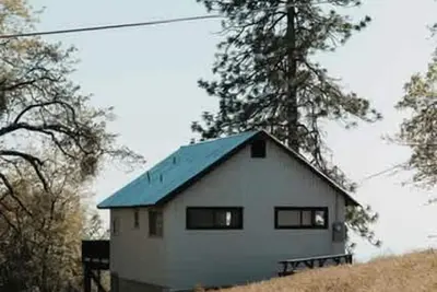 Image de Gorgeous Country Cabin Nestled in Sierra National Forest, Perfect for a California Glamping Retreat