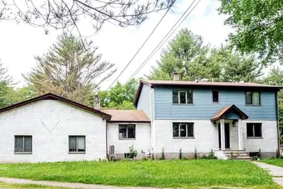 Image de Modern Dog-Friendly Cottage with Elegant Design Ideal for Families in Ny