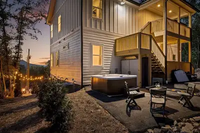 Image de Magnificent Cabin Settled Among Trees in Fairview, Georgia