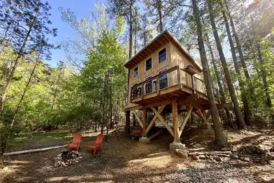 Image de Luminous Peaceful Treehouse with Incredible Forest Views and Fire Pit in Arkansas