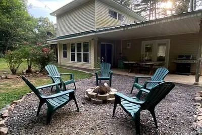 Image de Charming Group Cottage with Amazing Equipped Backyard in Arkansas