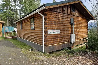 Image de Comfortable Log Cabin with Stunning Views and a Private Deck in McCarthy, Alaska