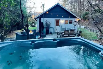 Image de Peaceful Cottage with Hot-tub in Fleetwood, North Carolina