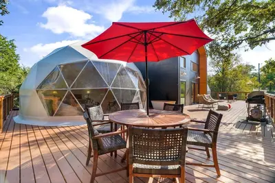 Image de Spectacular Two Domes and Lofted Cabin Union with Breathtaking Deck and Indoors in Elgin, Texas