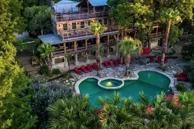 Image de Incredible Villa with Swimming Pool Nestled Amidst Trees in Chilton, Texas