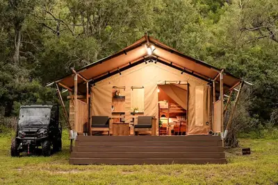 Image de Beautiful Safari Tent Nestled Amidst Trees in San Saba, Texas