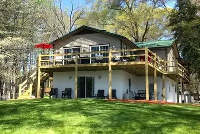 Image de Riverfront Cottage with Barbecue, Kayaks and Dock in Charlotte, North Carolina