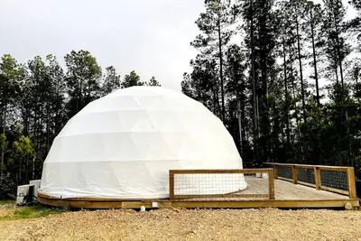 Image de Spacious Dome with Lofted Interior and Furnished Deck in Kentucky