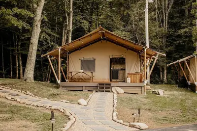 Image de Fantastic Safari Tent in Erwin, Tennessee