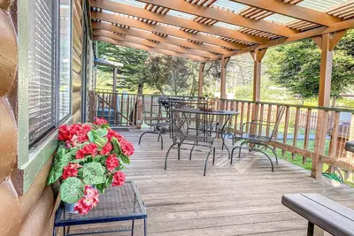 Image de Cozy Cabin with a Private Deck in Klamath, Ca