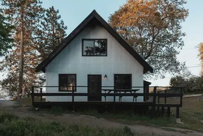 Image de Spacious Four Bedroom Cabin on Private Land in Sierra National Forest, Perfect for a Tranquil Weekend in Nature with Family