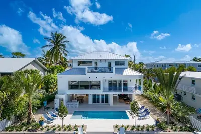 Image de Luxurious 4br retreat at 115 Vilabella Drive, Islamorada, with a private pool.