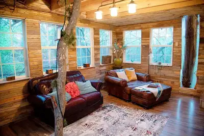 Image de Creekside Tree House with Private Pool in Celeste, Texas, for Memorable Glamping Stays in the South