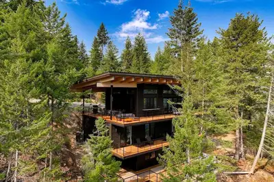 Image de Stunning Designer Rental with Breathtaking Views for a Memorable Escape in Nature by Lake Pend Orielle in Idaho