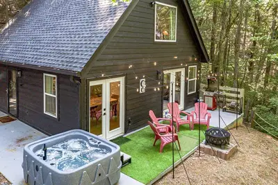 Image de Lovely Secluded Cabin Surrounded by Trees in Clarkesville, Georgia