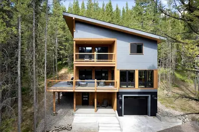Image de Mountain Cabin with Elegant Chic Interior and Deck in Montana