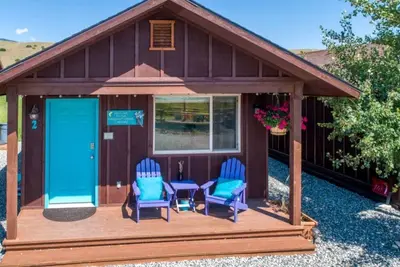 Image de Charming Tiny Cabin near Chico Hot Springs for a Memorable Retreat in Emigrant, Montana