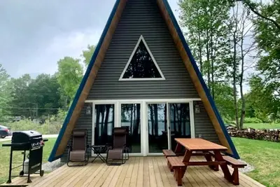 Image de Lakefront A-Frame with Lofted Interior Ideal for Outdoor Activities in Michigan
