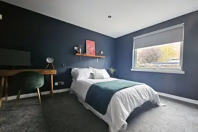 Image de Entire Stylish 3-Br 2-Storey House + Free parking