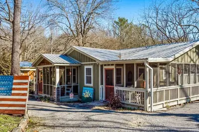 Image de Adorable Cottage with Fire Pit, Yard and Jacuzzi in Mentone, Alabama