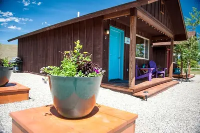 Image de Cozy Tiny Cabin with Breathtaking Emigrant Peak Views for an Amazing Escape in Montana