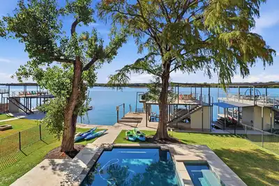 Image de Cypress Hideaway: Lakefront w/ Pool, Spa & Slide