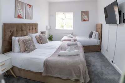 Image de Comfortable Stay At Sangha Walk • Sleeps 9 • Free Parking