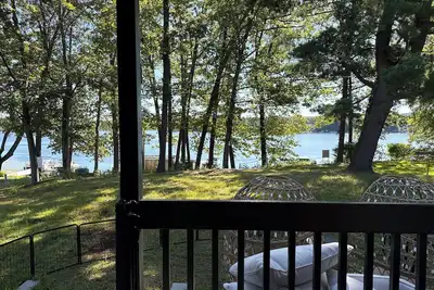 Image de Mid-century marvelous 2-bedroom bungalow with lake views in Southwick