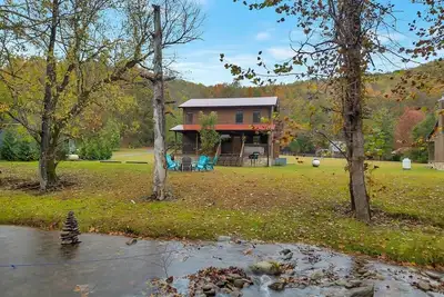 Image de Creekside Cabin Retreat w/ Hot Tub