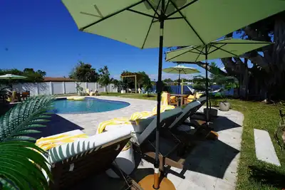 Image de Coastal Retreat: Lakefront/Pool/Pickleball/Gaming/Firepit/More