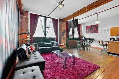 Image de New! Beautiful 'Rose Themed' Loft Near Downtown Detroit