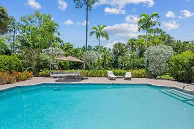 Image de Perfect spacious house with private pool and tennis court minutes from Wef