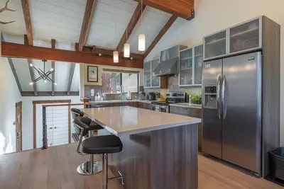 Image de Dog-Friendly, Modern Condo by Shuttle Stop!