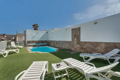 Image de Appartement de vacances '2 Omanai Tenerife Sur' avec terrasse privée, jardin commun et Wi-Fi