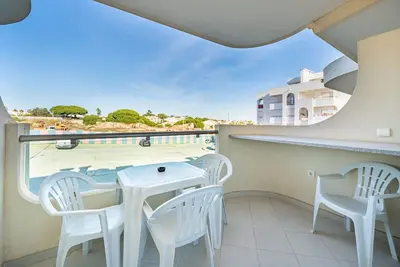 Image de Appartement 'T1 Vue Jardin -3 1er a' avec piscine partagée, Wi-Fi et climatisation