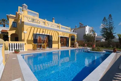 Image de Villa avec piscine privée, climatisation et billard